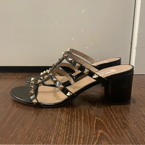 • VALENTINO ROCKSTUD PATENT LEATHER BLACK HEELED SANDALS •